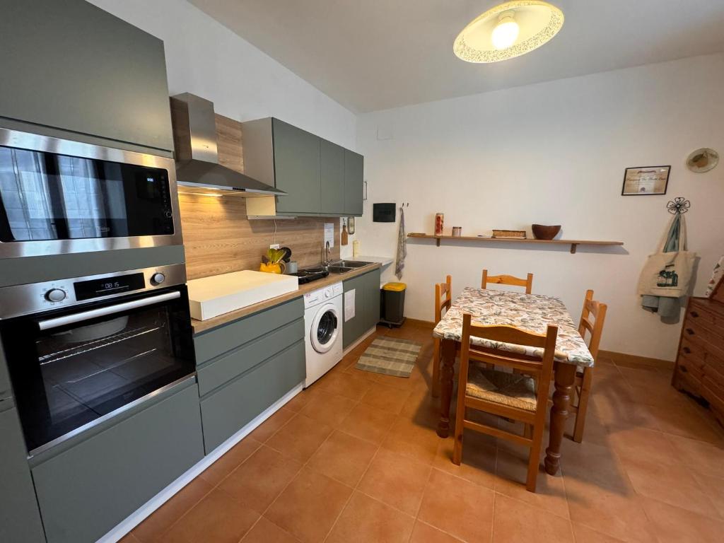 cocina con mesa y comedor en Vicolo Minzoni, en Como