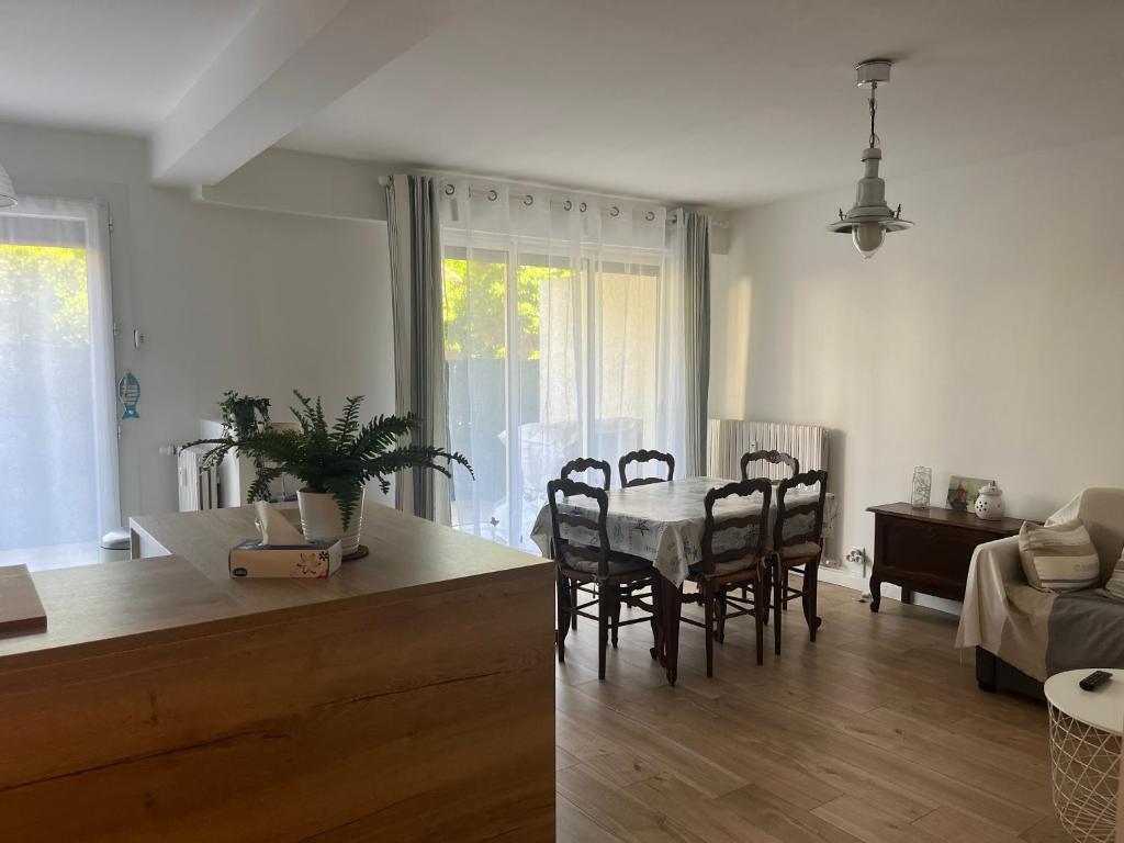 une cuisine et une salle à manger avec une table et des chaises dans l'établissement Appartement en ville avec place de parking et wifi, à Sanary-sur-Mer