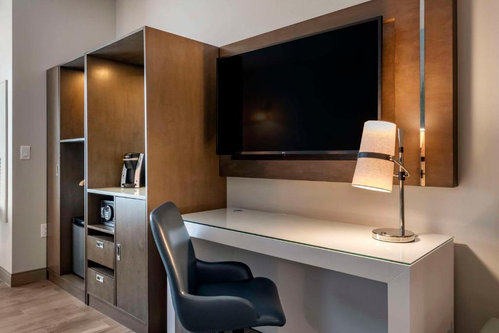 Cambria Hotel Orlando Airport - King Room - Accesible/no Fumador