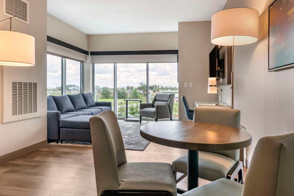 Cambria Hotel Orlando Airport - King Suite Con Sofá Cama - Accesible/no Fumador