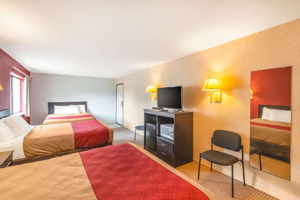 Postel nebo postele na pokoji v ubytování Econo Lodge Fredericksburg