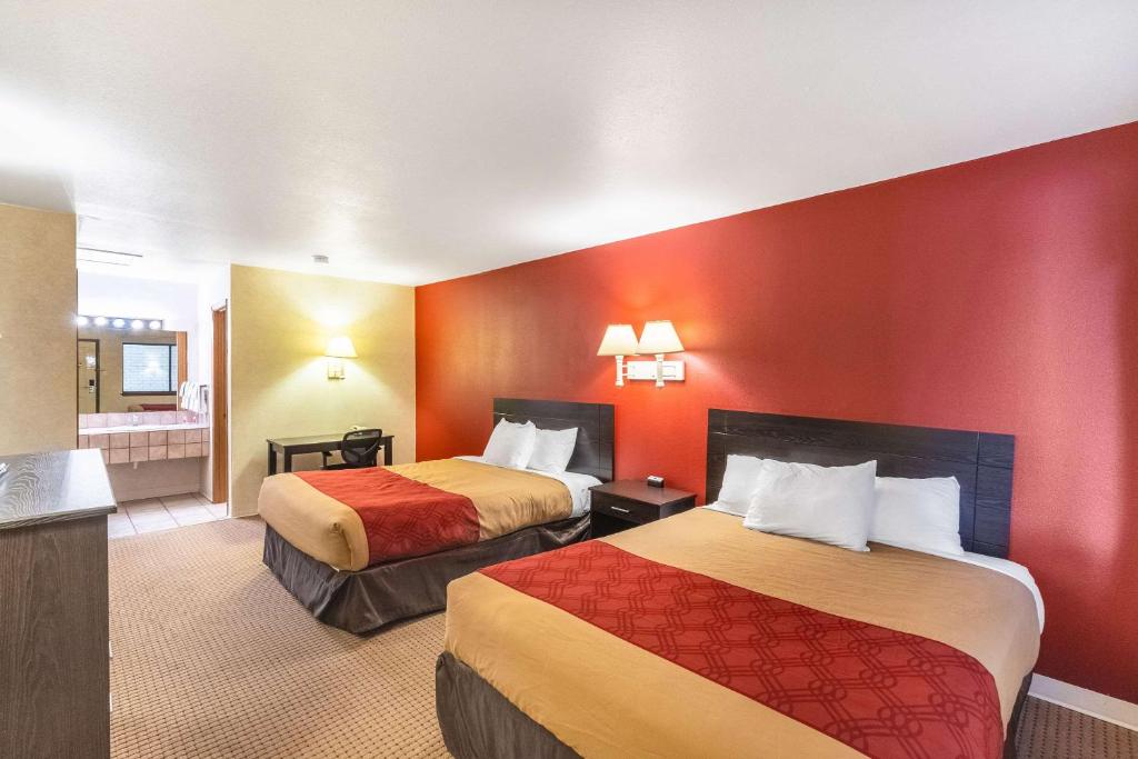Postel nebo postele na pokoji v ubytování Econo Lodge Fredericksburg