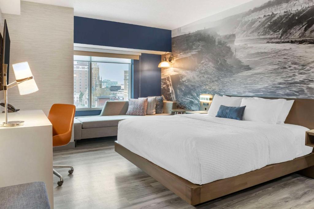 Postel nebo postele na pokoji v ubytování Cambria Hotel Niagara Falls