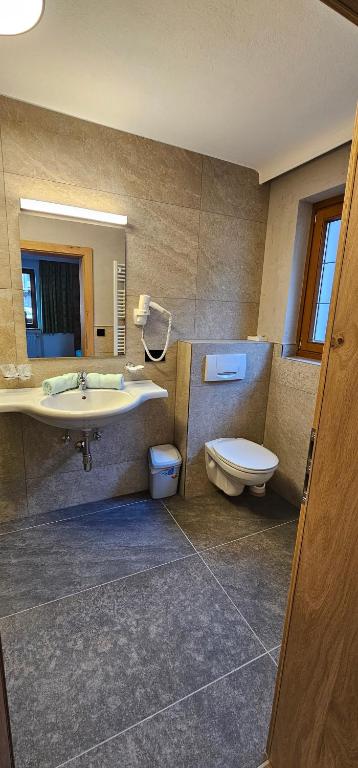 Koupelna v ubytování Hotel-Garni Pramstraller