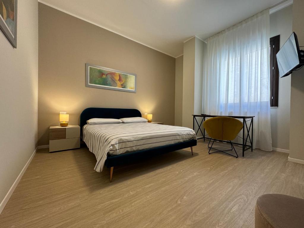 une chambre avec un lit, une table et une fenêtre dans l'établissement Turums B&B, à Castellammare del Golfo