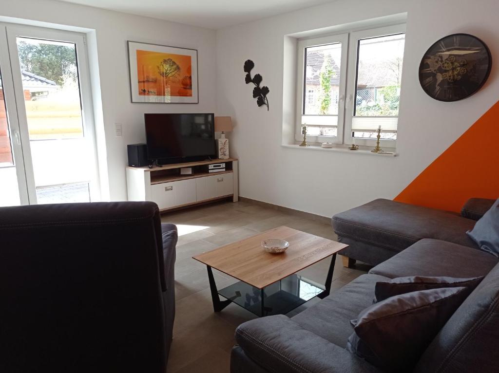 Una sala de estar con un sofá y una mesa de café. en Ferienhaus Ebsen HH 2, en Steinberg