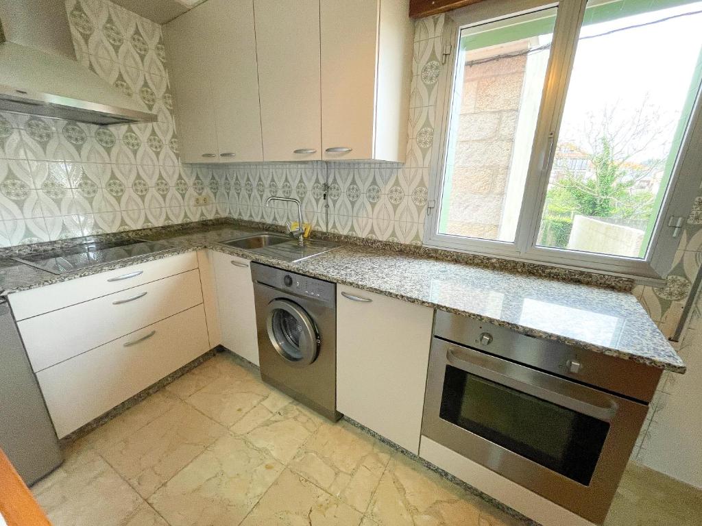 Kuchyň nebo kuchyňský kout v ubytování Apartamentos O Grove 3000