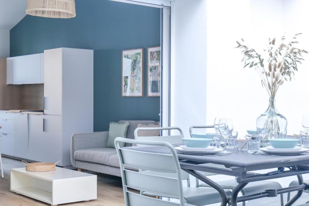 une salle à manger avec une table et des chaises dans l'établissement Jolie maison rénovée quartier Arago, à 5 min à pied de la plage des Sables - 6 personnes, à Les Sables-dʼOlonne