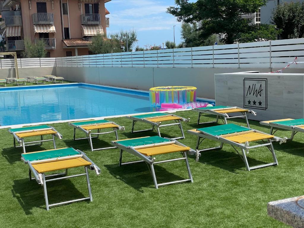 Bazén v ubytování Nuovo hotel ANTHISA nebo v jeho okolí