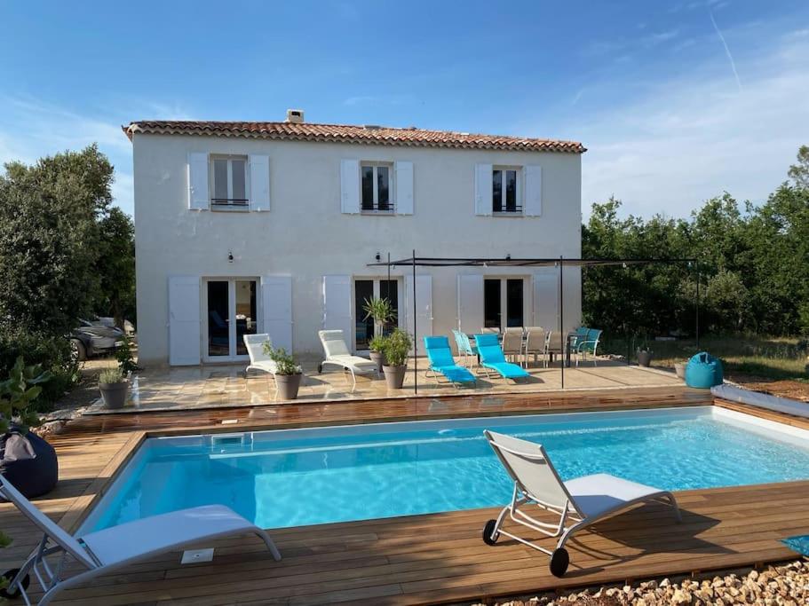 une villa avec piscine devant une maison dans l'établissement Villa piscine - Gorges du Verdon, Lac de Sainte-Croix, à Régusse