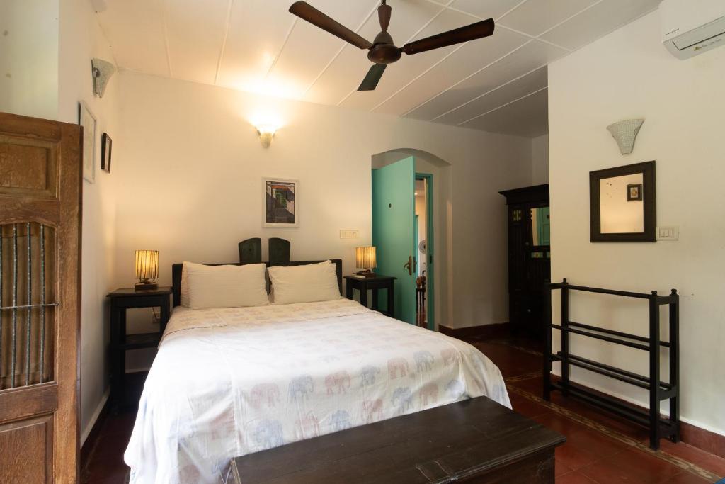 Postel nebo postele na pokoji v ubytování Island House Goa