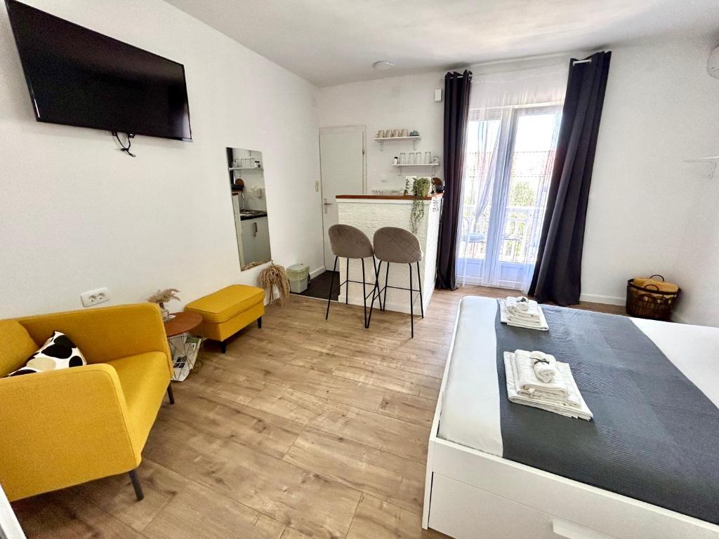 TV a/nebo společenská místnost v ubytování Studio apartments RAFAEL - 4 minutes to the beach
