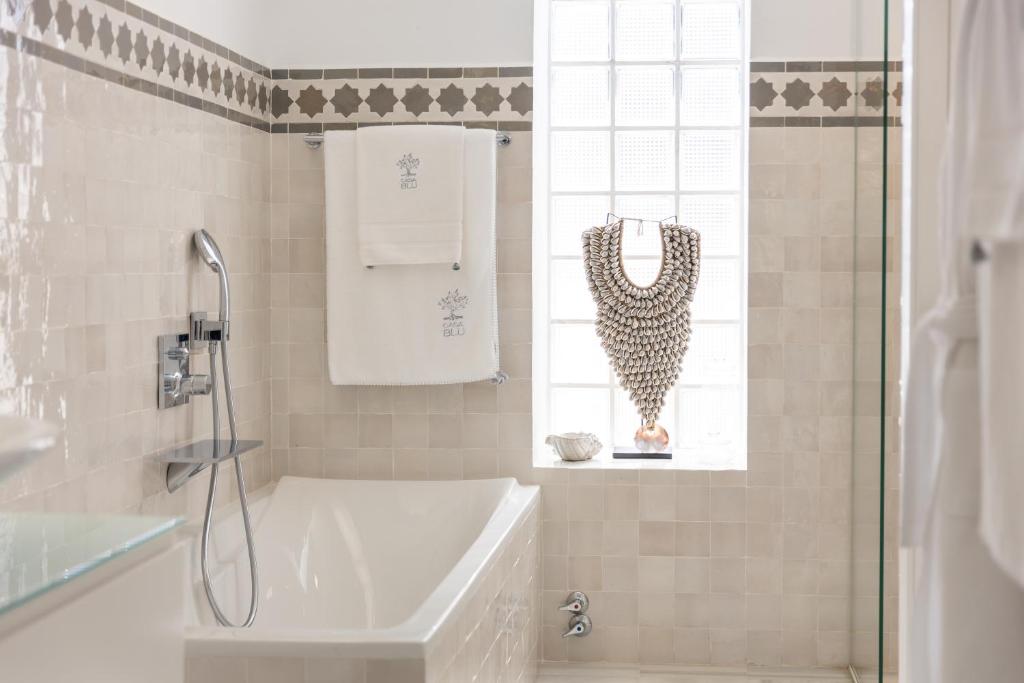 Koupelna v ubytování CasaBlu - An Andalusian Boutique Hotel