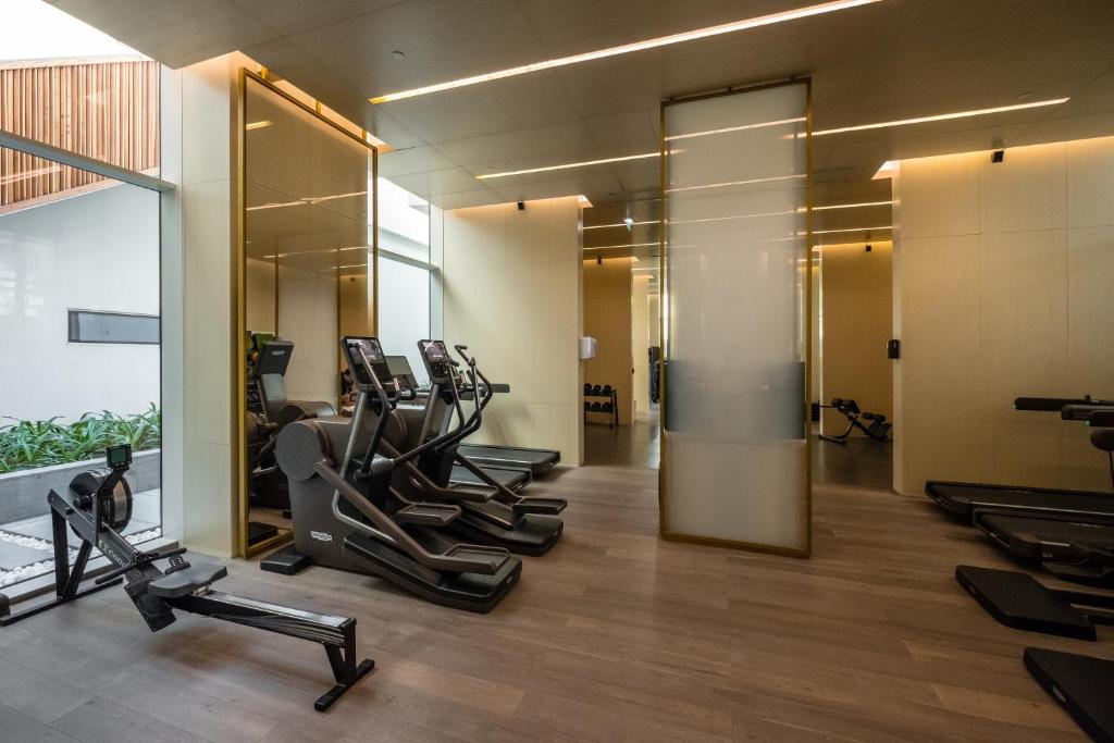 Fitness centrum a/nebo fitness zařízení v ubytování Maison Privee - Glamourous Apt with Sea Views at FIVE Palm