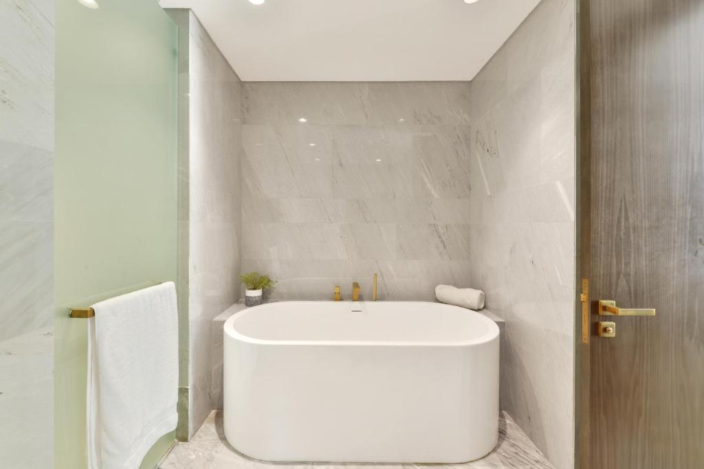 Koupelna v ubytování Maison Privee - Glamourous Apt with Sea Views at FIVE Palm