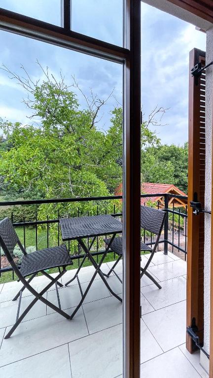 Balkón alebo terasa v ubytovaní Őzkút Apartmanház