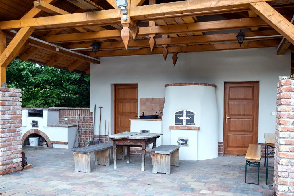 Patio alebo iná vonkajšia časť ubytovania Őzkút Apartmanház