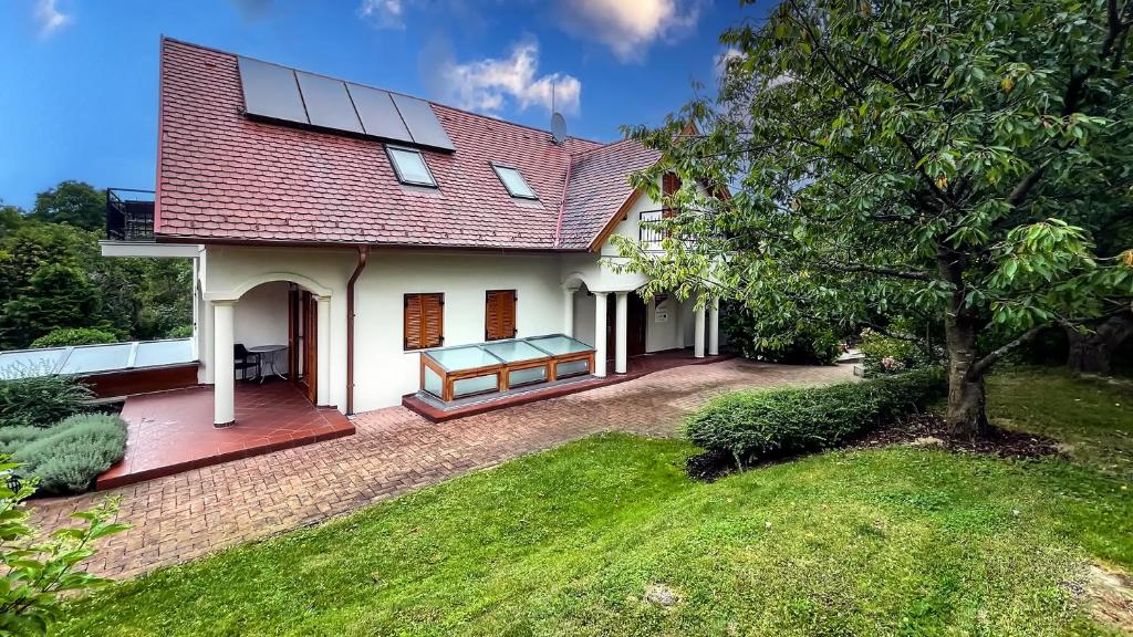 Vonkajšia záhrada v ubytovaní Őzkút Apartmanház