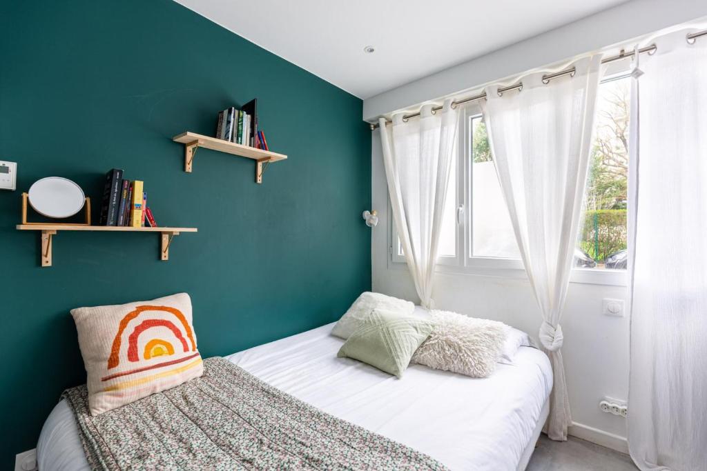 une petite chambre avec un lit et une fenêtre dans l'établissement GuestReady - Mini studio tout équipé aux Chartrons, à Bordeaux