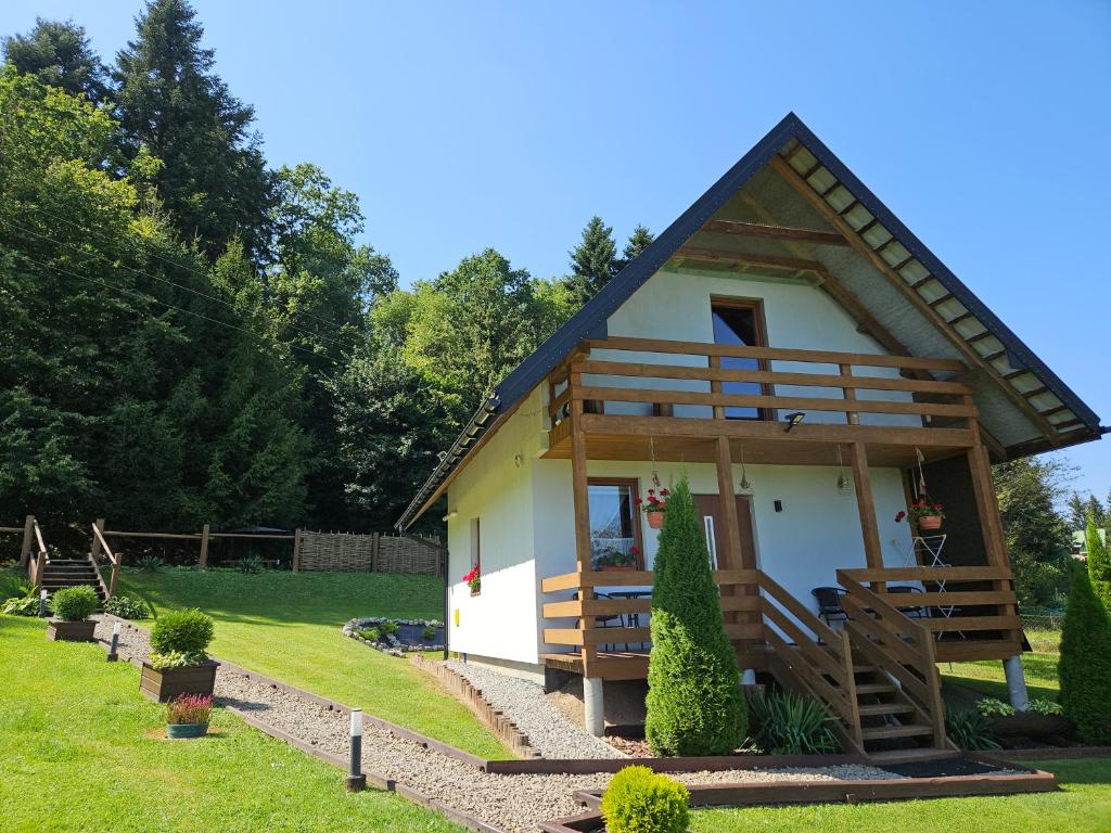 a small house with a thatched roof at Domki pod Polaną in Lesko