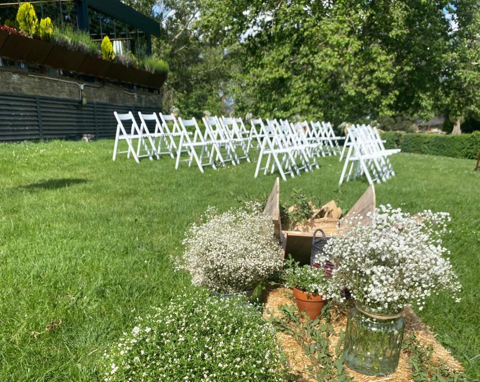A garden outside Hotel Xalet del Golf