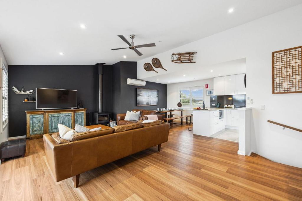 a living room with a couch and a kitchen at TwentyTwo on Twynam in Jindabyne