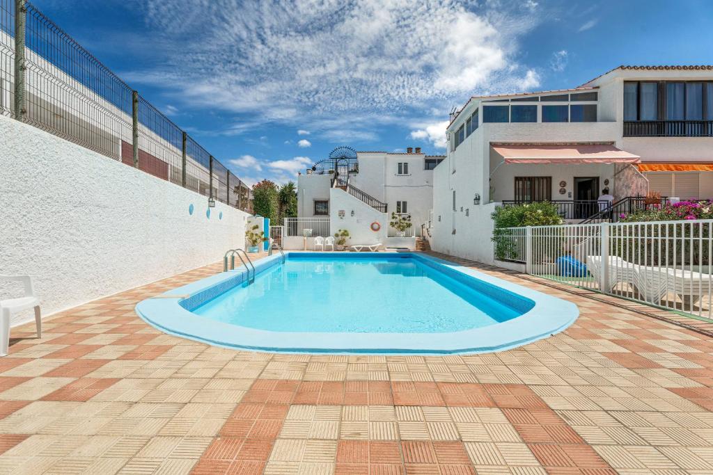 a swimming pool in the middle of a patio at Apto Veracruz in Playa de las Americas