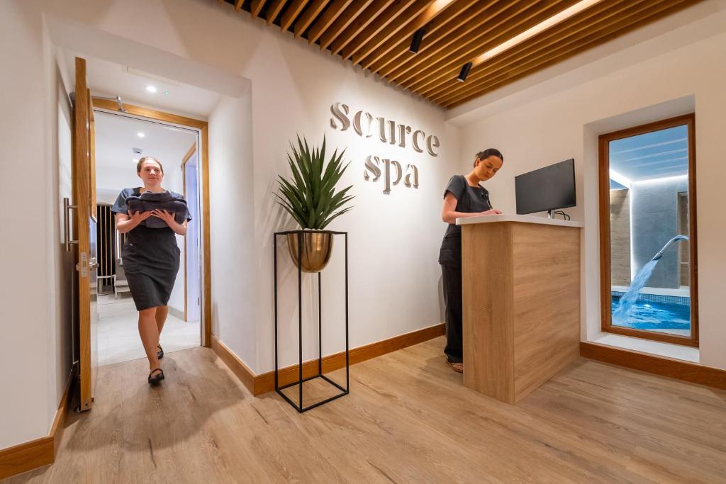 TV a/nebo společenská místnost v ubytování The Victoria Hotel & Source Spa