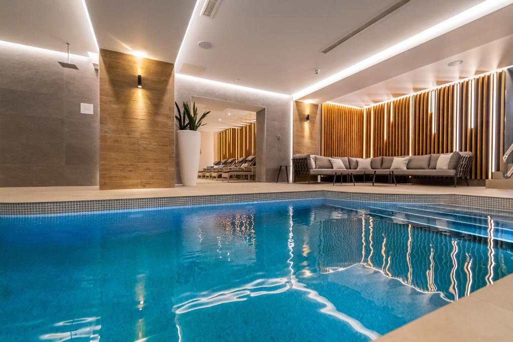 Bazén v ubytování The Victoria Hotel & Source Spa nebo v jeho okolí