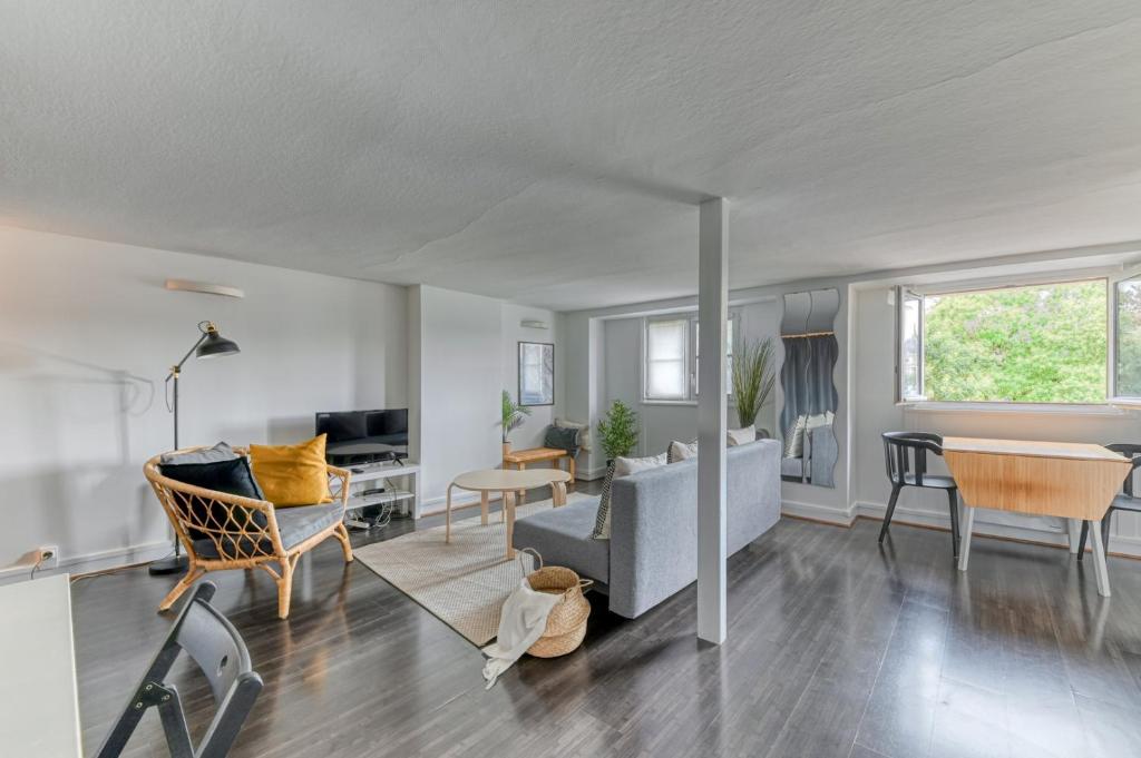 un salon avec un canapé et une table dans l'établissement GuestReady - Superb Apt in the Heart of Lyon, à Lyon