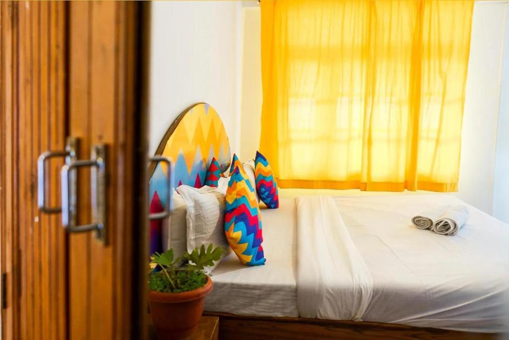 Oak Land House Manali - Deluxe Double Room (2 Adults + 1 Child)