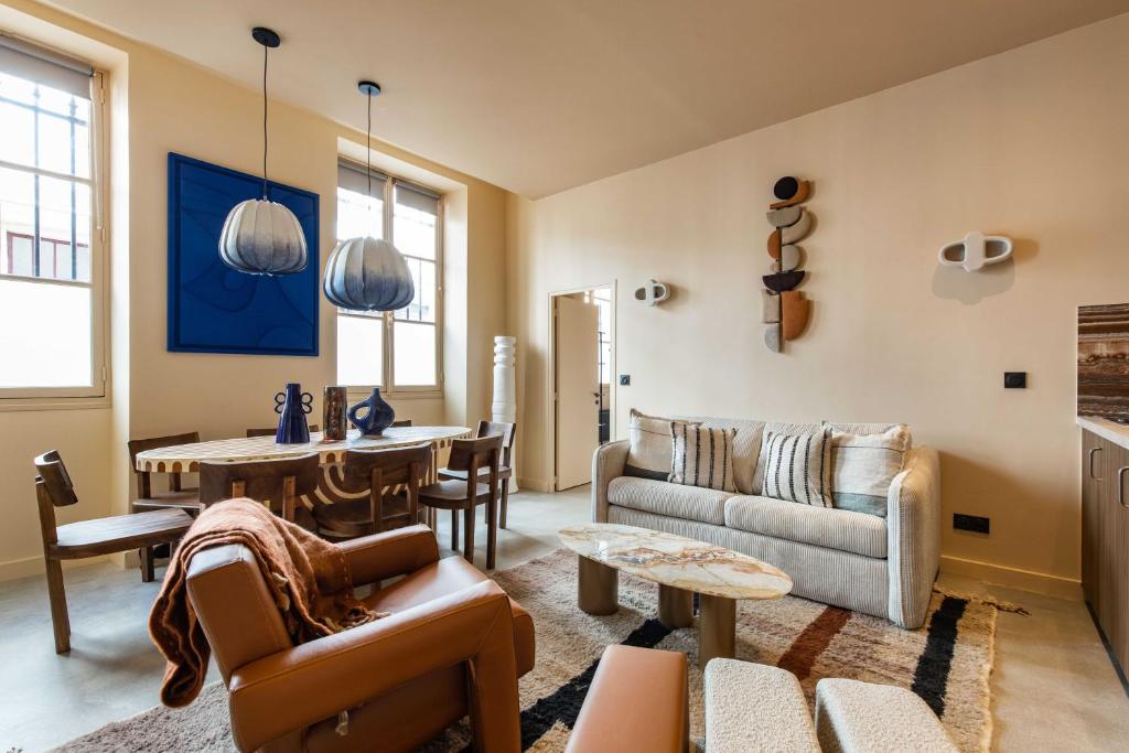 un salon avec un canapé et une table dans l'établissement Magnificent apt - 3BD-8P - Coeur du Marais, à Paris