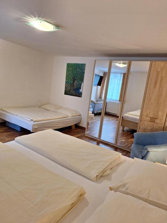 Postel nebo postele na pokoji v ubytování Familienappartement Ötscherbär