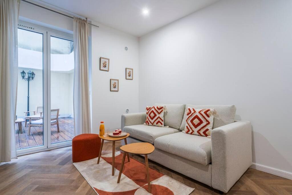 un salon avec un canapé et une table dans l'établissement Studio avec terrasse #SacréCœur #Montmartre, à Paris