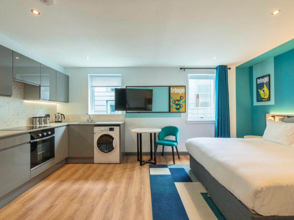 Postel nebo postele na pokoji v ubytování Holyrood Aparthotel