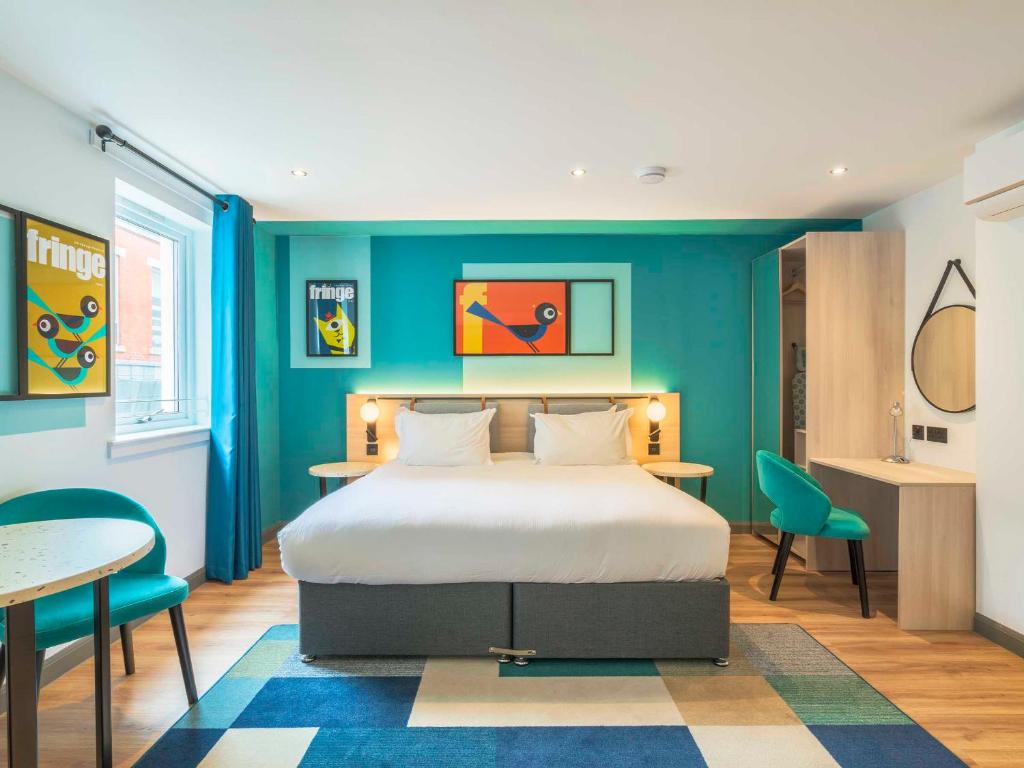Postel nebo postele na pokoji v ubytování Holyrood Aparthotel