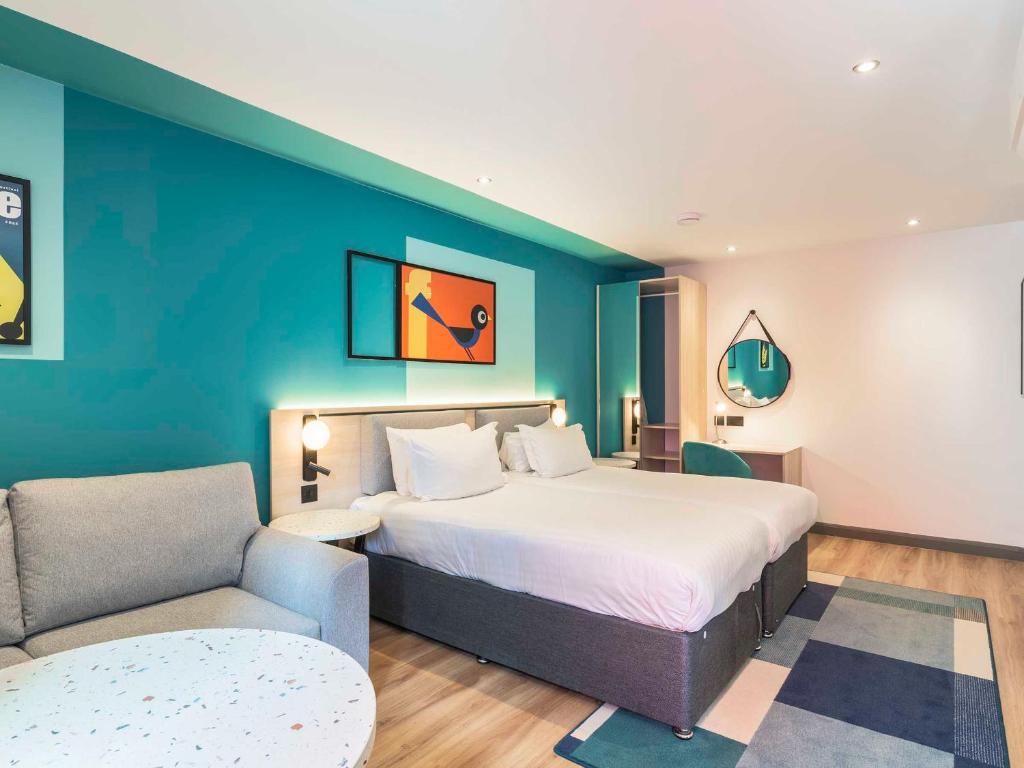 Postel nebo postele na pokoji v ubytování Holyrood Aparthotel