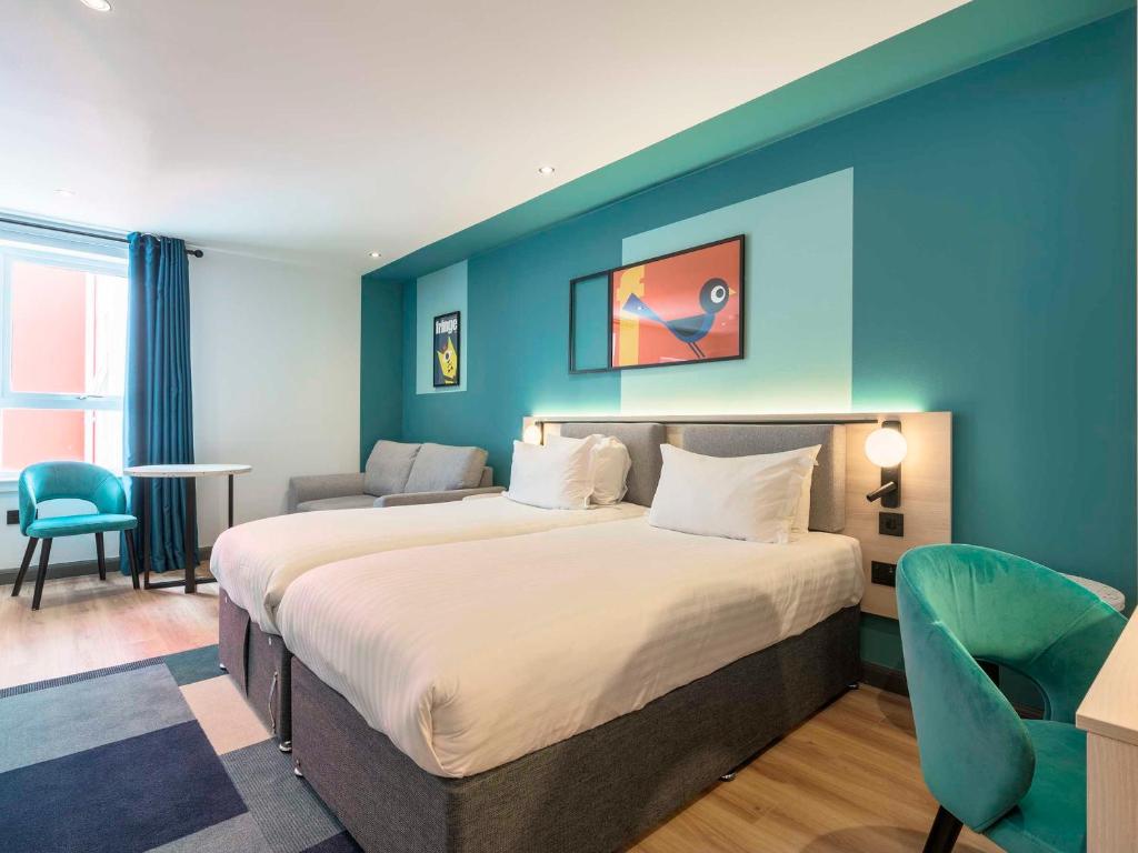 Postel nebo postele na pokoji v ubytování Holyrood Aparthotel