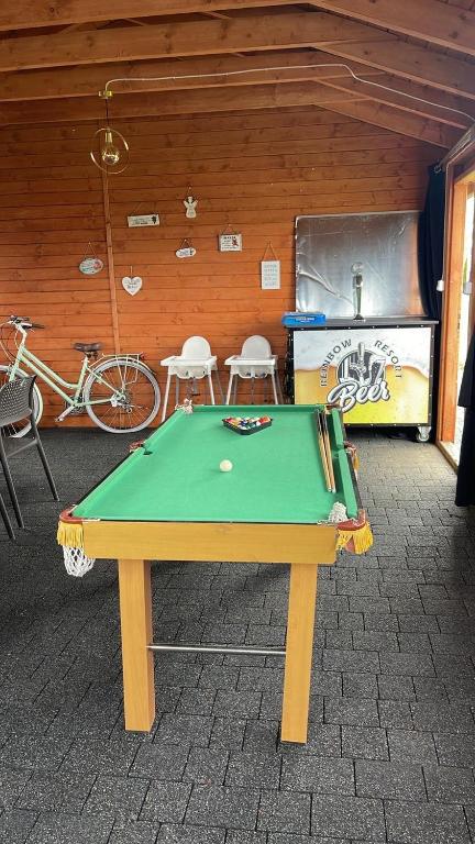 Biliardový stôl v ubytovaní Rainbow Resort