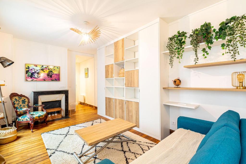 un salon avec un canapé bleu et une cheminée dans l'établissement GuestReady - Amazing 1BDR App in 18th ARR., à Paris
