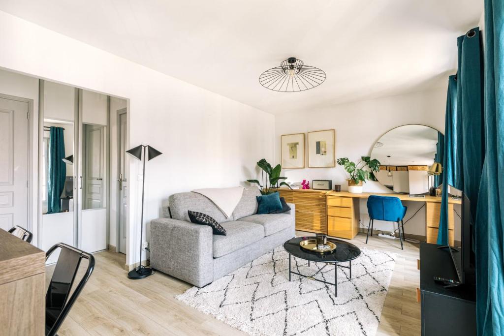 un salon avec un canapé et une table dans l'établissement GuestReady - Appartement de charme au dernier étage, à Paris