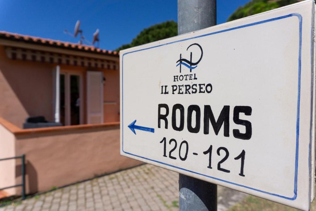 a sign on a pole in front of a house at Hotel Il Perseo in Chiessi