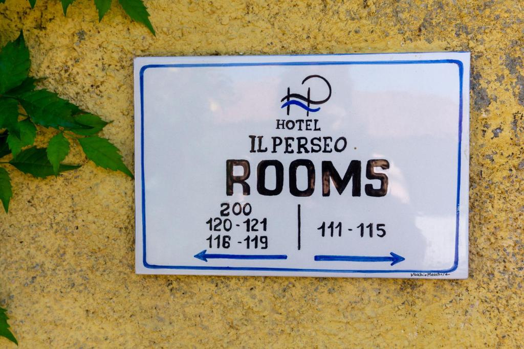 a sign that reads hotel liverpool rooms on a wall at Hotel Il Perseo in Chiessi