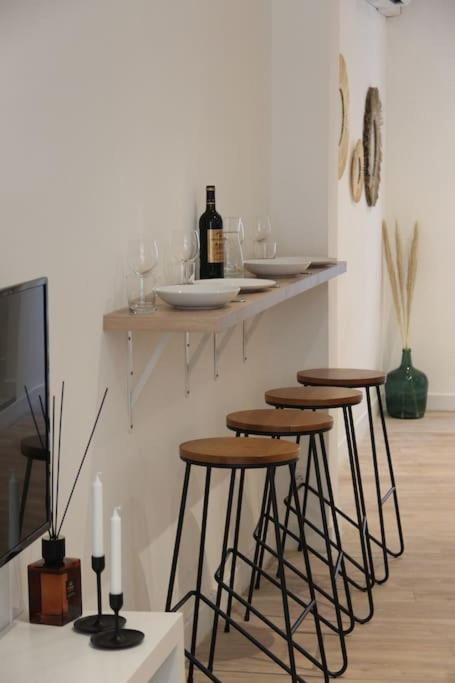 Cette chambre dispose d'un bar avec tabourets et d'une télévision. dans l'établissement Le Cactus - Appartement avec terrasse, à Marseille