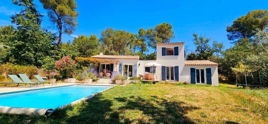 une maison avec une piscine dans la cour dans l'établissement La Bastide Provençale, à Pourrières