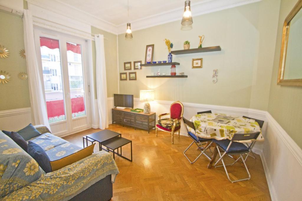un salon avec un canapé et une table dans l'établissement Villa Rivoli City Center Nice, à Nice