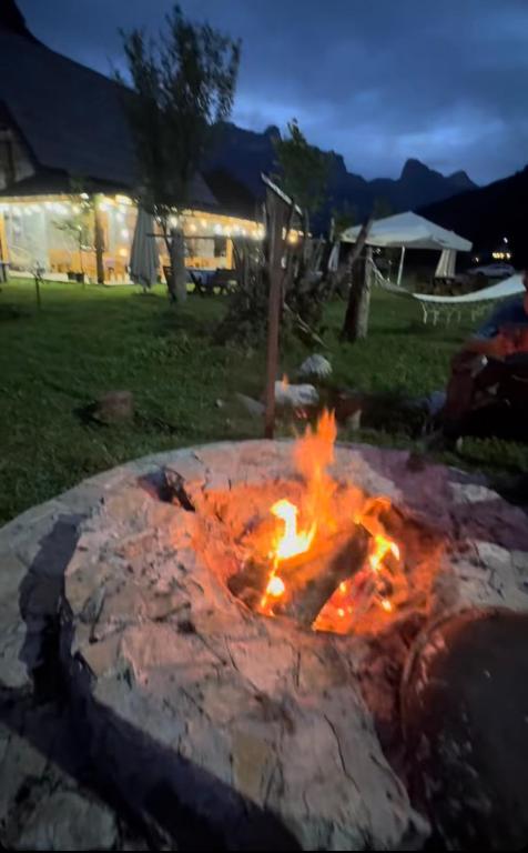 Nespecifikovaný výhled na hory nebo výhled na hory při pohledu z penzionu