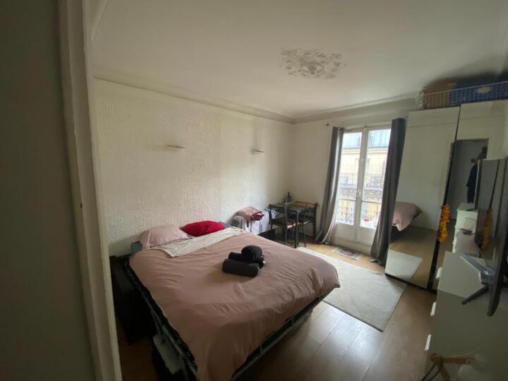 une chambre avec un lit avec deux sacs dessus dans l'établissement Élégance et Confort proche Bastille, à Paris