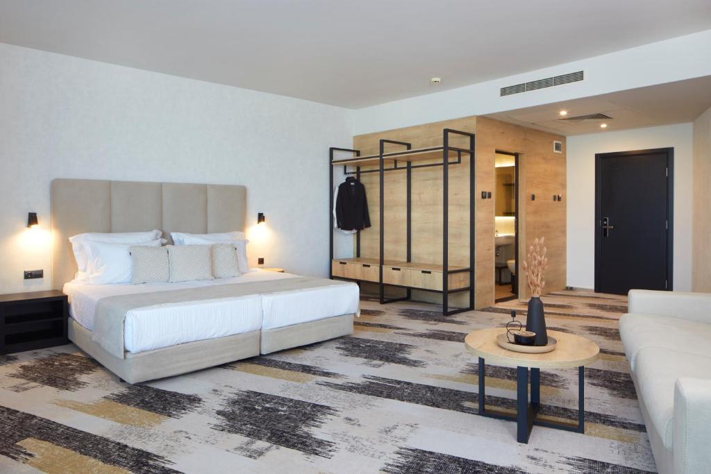 Hotel Marvel All Inclusive - FULLY RENOVATED FREE Beach Access - Studio With Balcony