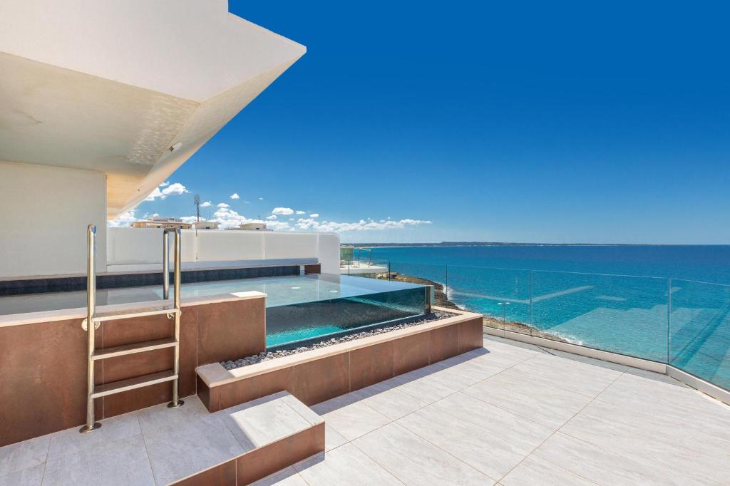 Swimmingpoolen hos eller tæt på Attico Smeraldo by Perle di Puglia